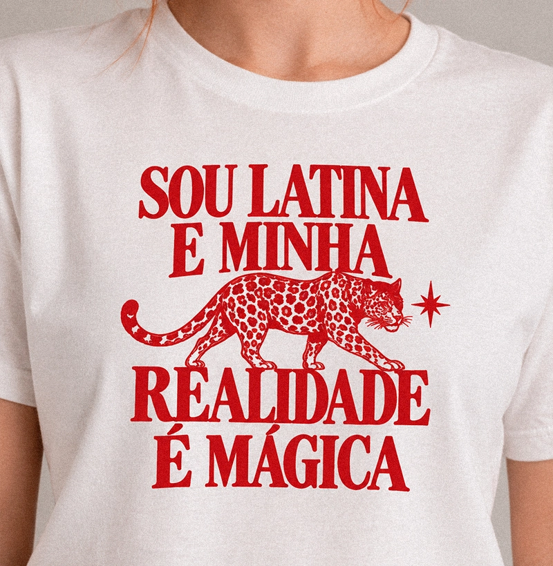 Sou latina e minha realidade é mágica - Camiseta