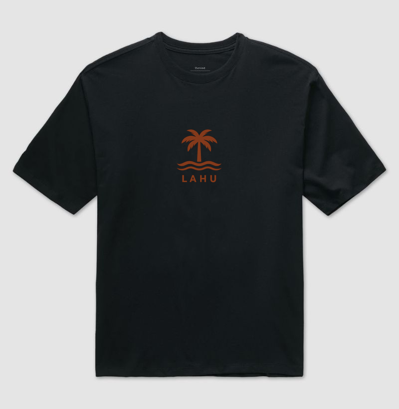 “Vista o verão o ano inteiro. A estampa LAHU é mais que um visual — é um estilo de vida. Inspirada nas praias tropicais e na leveza dos dias ensolarados, ela combina elegância natural e vibração positiva. Ideal para quem busca conforto, atitude e um toque de natureza em cada detalhe.” - Camiseta Oversized