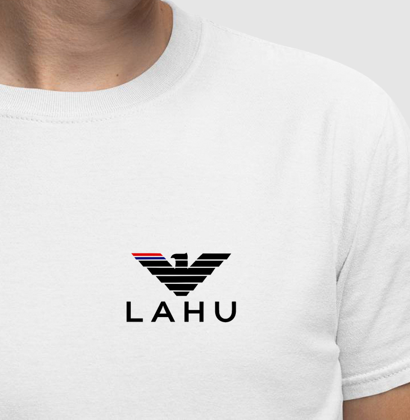 Mais do que uma estampa, é uma assinatura. É a identidade de quem não segue, lidera. No centro, LAHU imponente, em letras marcantes — forte, moderna, inconfundível - Camiseta