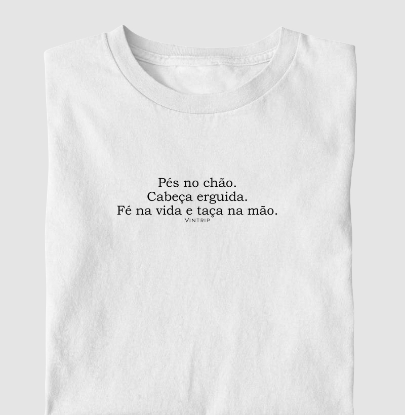 Pés no chão. Cabeça erguida. Fé na vida e taça na mão.