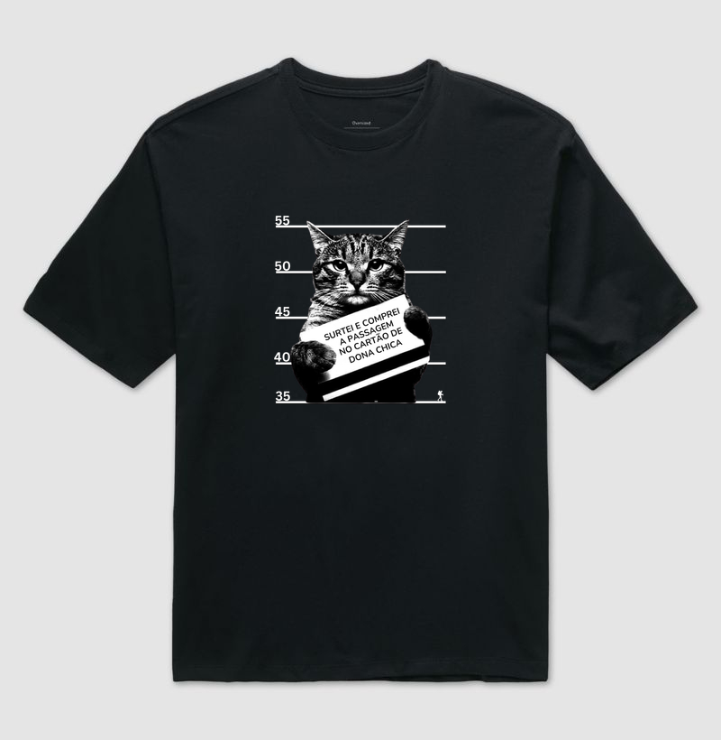 Camiseta Surtei e Comprei a Passagem no Cartao de Dona Chica | Humor Viagem Gato | Colecao Viciados em Viagem | Excursionista