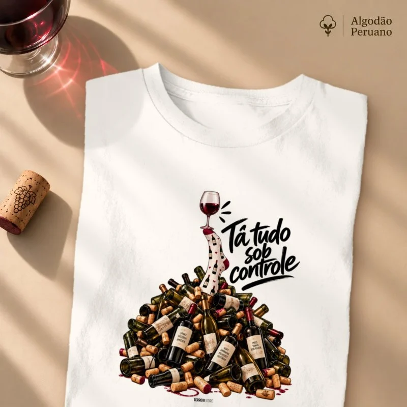 Camiseta “Entre Garrafas e Histórias” – Wine Mood