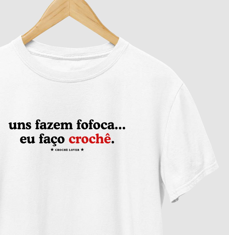 Camiseta Frase Uns Fazem Fofoca, Eu Faço Crochê