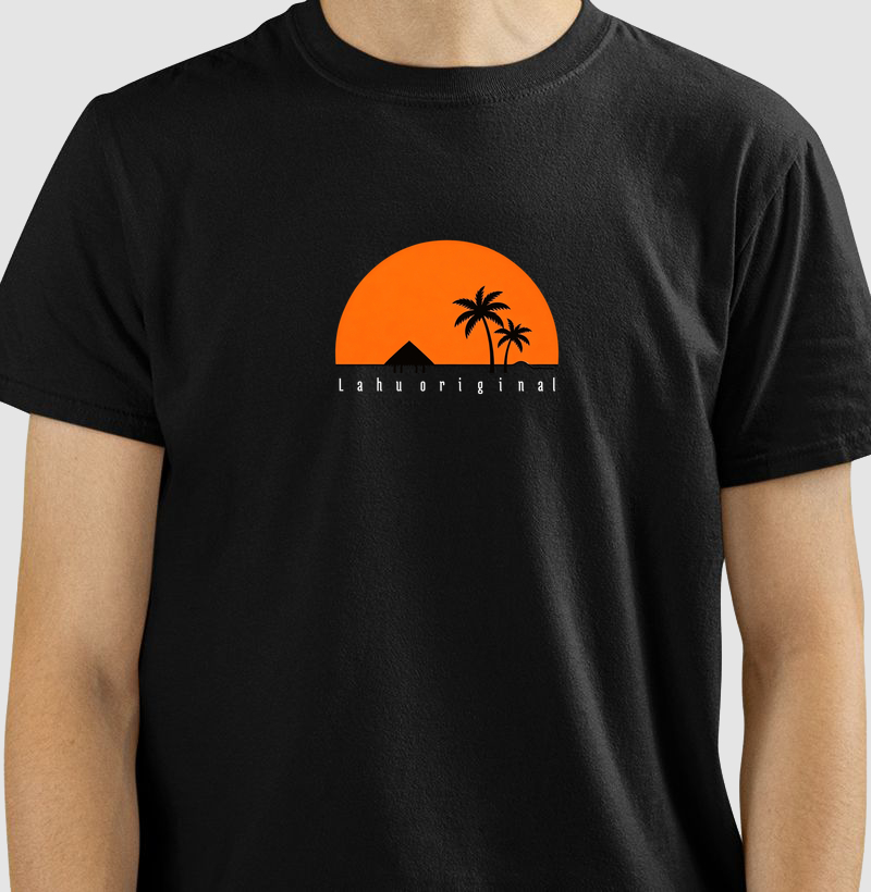 Essa estampa é um exemplo encantador do poder do minimalismo. Com poucos elementos — um grande sol alaranjado ao fundo, duas palmeiras negras e uma cabana simples — ela transmite uma sensação de tranquilidade tropical e liberdade.  - Camiseta