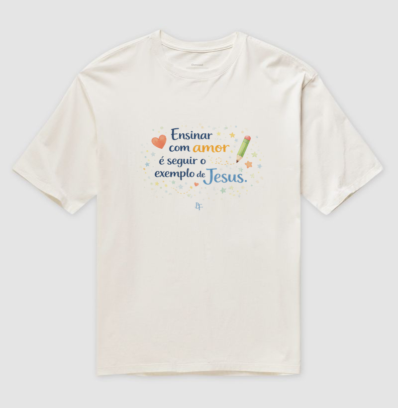Ensinar com amor é seguir o exemplo de Jesus - Camiseta Oversized