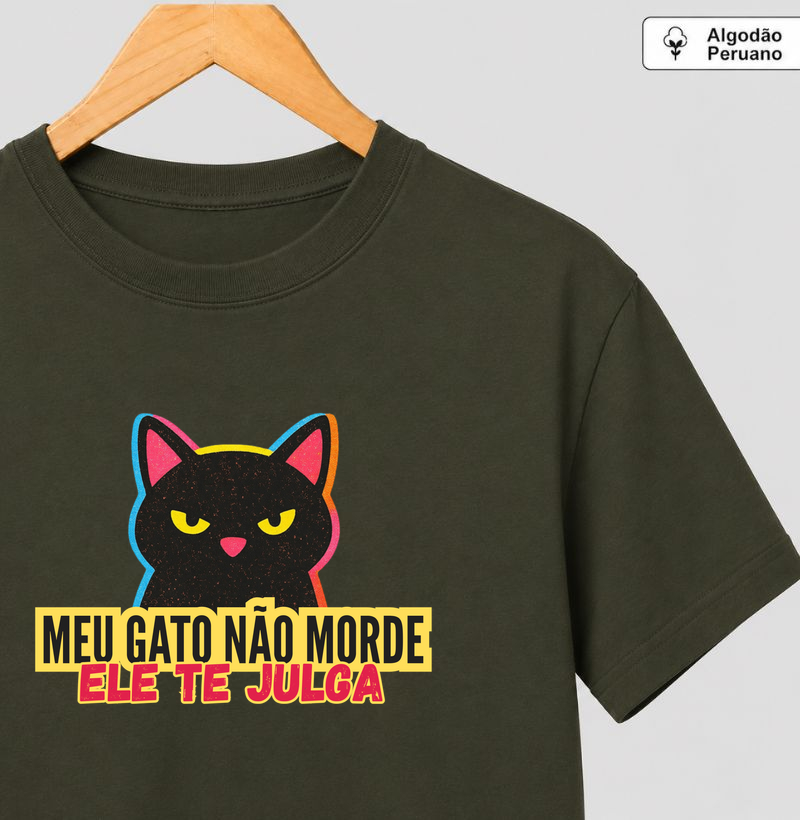 Meu gato não morde, ele te julga - Camiseta Algodão Peruano