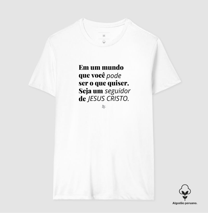 Em um mundo que você pode ser o que quiser, seja um seguidor de Jesus Cristo - Camiseta Algodão Peruano