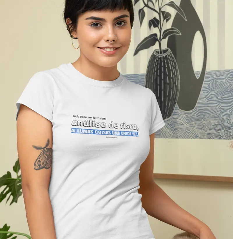 T-Shirt Feminina Branca - Análise de Risco