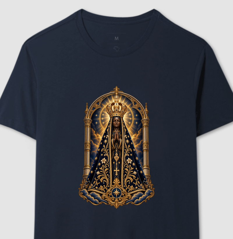 Nossa Senhora Aparecida — Portal Arqueado Celestial e Luz Dourada - Camiseta