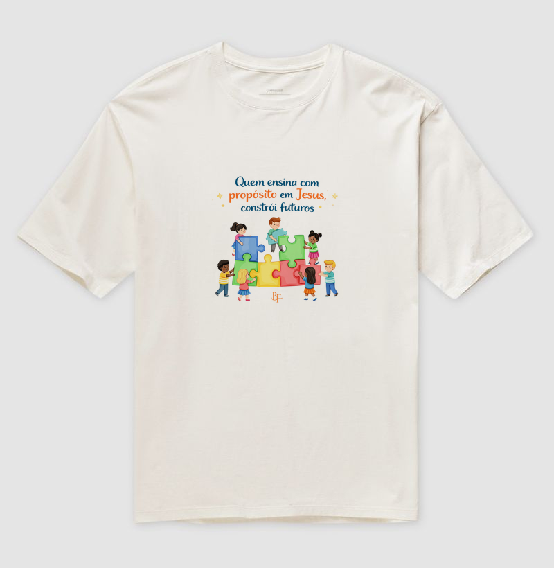 Quem ensina com propósito em Jesus, constrói futuros - Camiseta Oversized