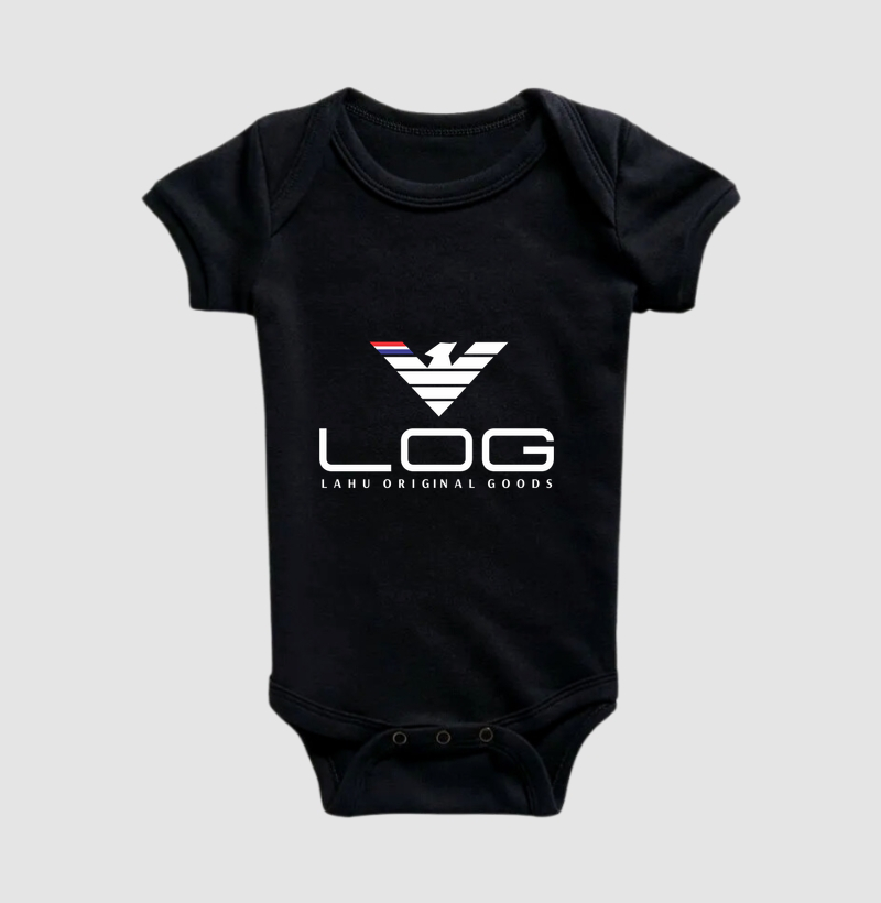 A estampa LOG - Lahu Original Goods não é apenas uma assinatura visual, mas um símbolo de força, pertencimento e superação. Inspirada na águia, ícone de liderança e liberdade, ela representa aqueles que honram suas raízes, enfrentam desafios com coragem e seguem em constante evolução.