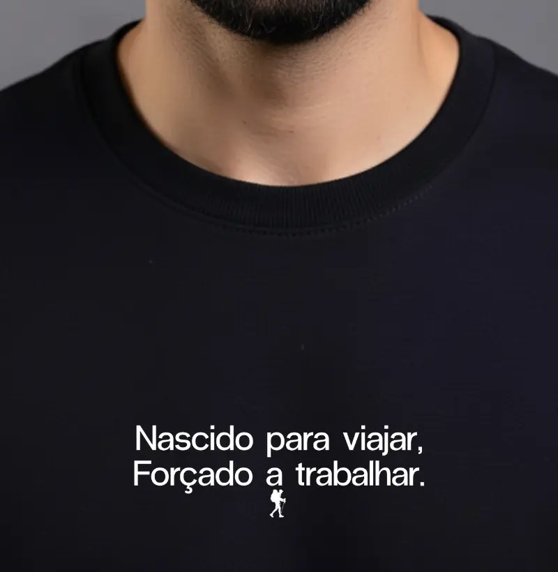 Camiseta Nascido Para Viajar, Forçado a Trabalhar – Excursionista