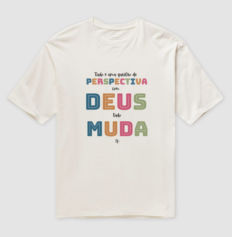 Tudo é uma questão de perspectiva com Deus tudo muda - Camiseta Oversized