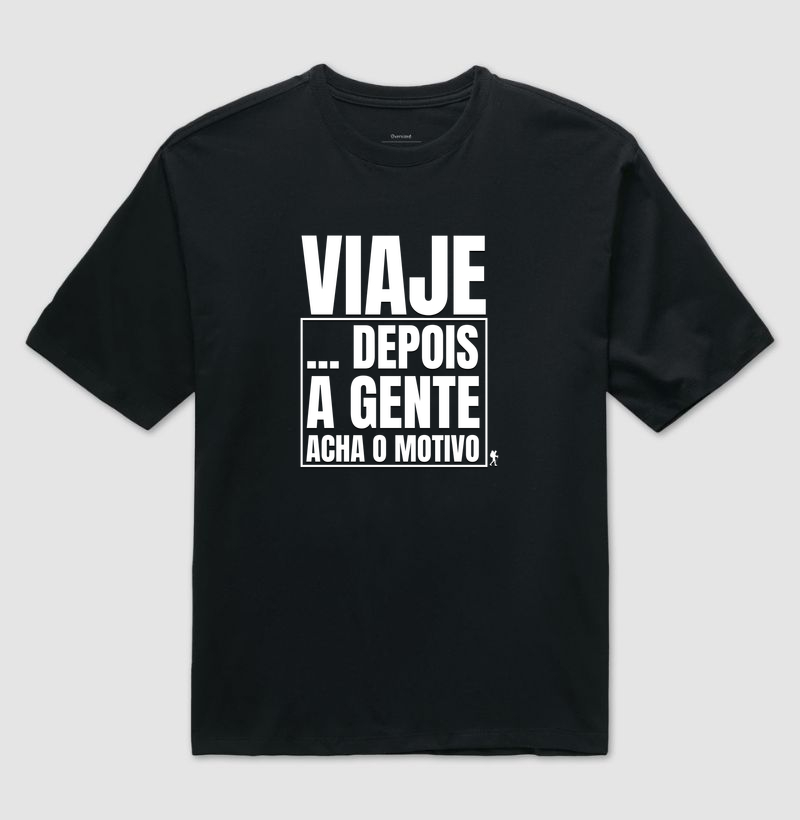 Camiseta Viaje Depois a Gente Acha o Motivo | Frase Viagem Bold | Colecao Viciados em Viagem | Excursionista