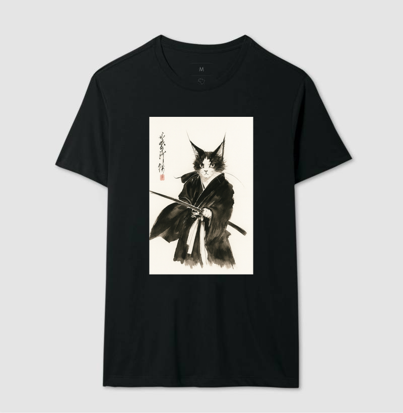 Camiseta Samurai Cat, Unissex com tingimento especial, perfeita para amantes de gatos — Presente único, estilo anime, moda divertida.