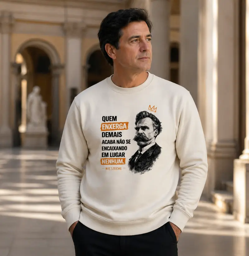 Suéter Moletom de Filosofia Frase de Nietzsche "Quem enxerga demais