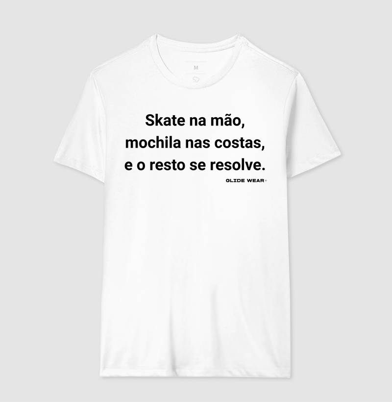 Camiseta Branca Skate na mão, mochila nas costas, e o resto se resolve.