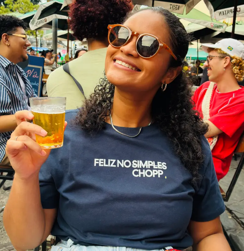 Camiseta Feliz no sim... chopp