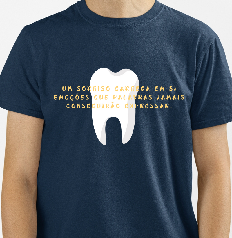 Tee "um sorriso carrega em si emoções que palavras jamais conseguirão expressar." Código MIN01017