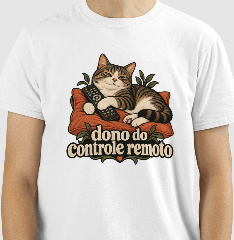 Camiseta Gato Humor "dono do controle remoto" | Pelo & Pano