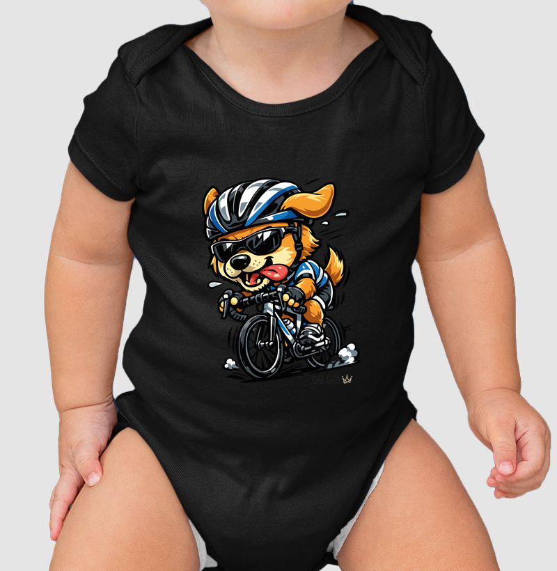 Cachorro radical pedalando