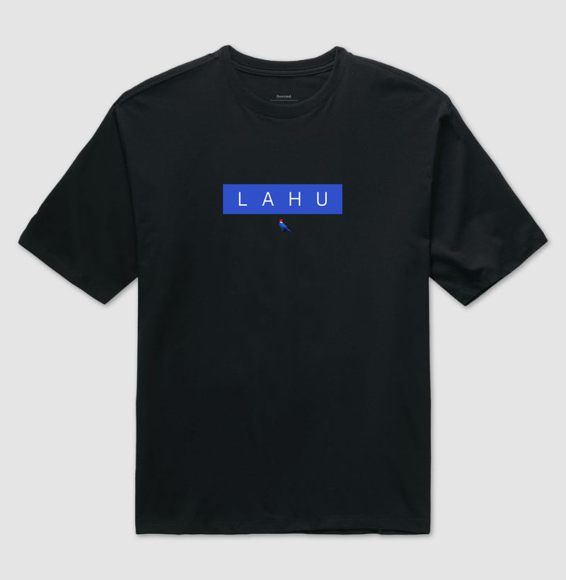 LAHU é mais que uma marca — é um grito de identidade, um símbolo de quem carrega o sol na pele e a coragem no olhar. - Camiseta Oversized