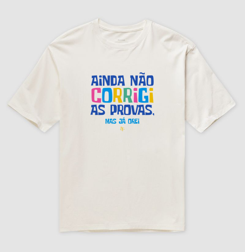 Ainda não corrigi as provas, mas já orei. - Camiseta Oversized