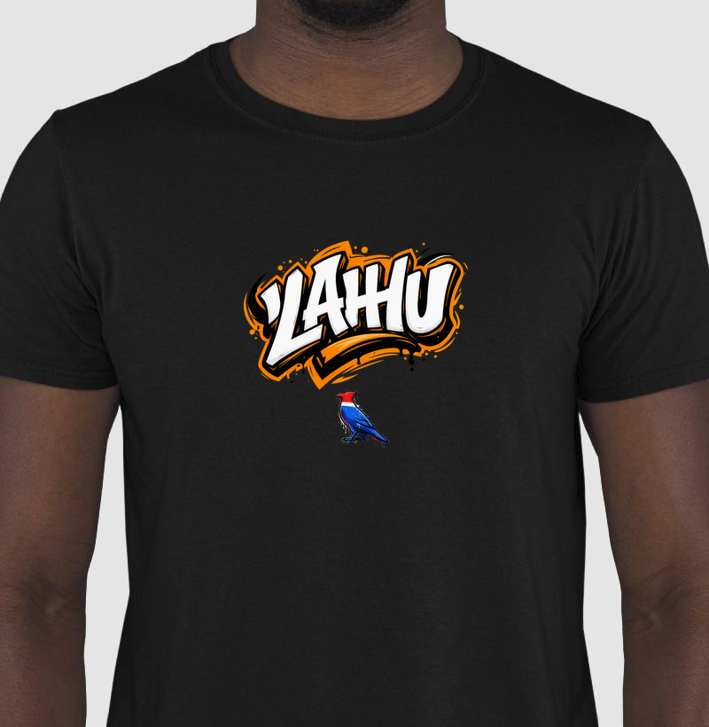 O grafite LAHU explode em traços fortes e cores vibrantes, símbolo de autenticidade e resistência.  O Carcará, com seu olhar firme e plumagem marcante, representa o espírito indomável que agora reina sobre o asfalto. - Camiseta