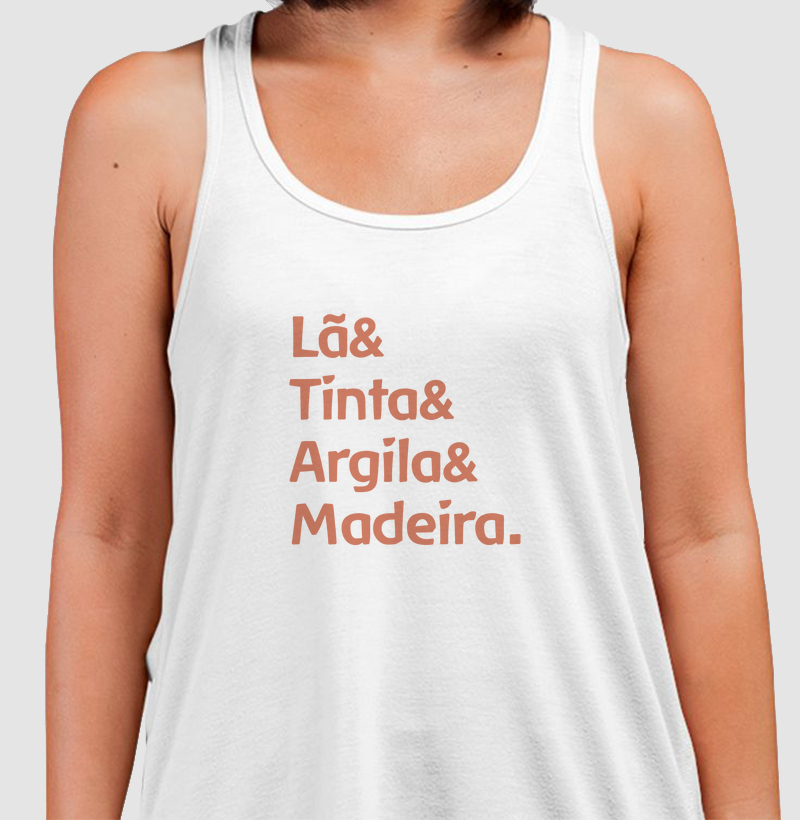 Lã, tinta, argila e madeira. 