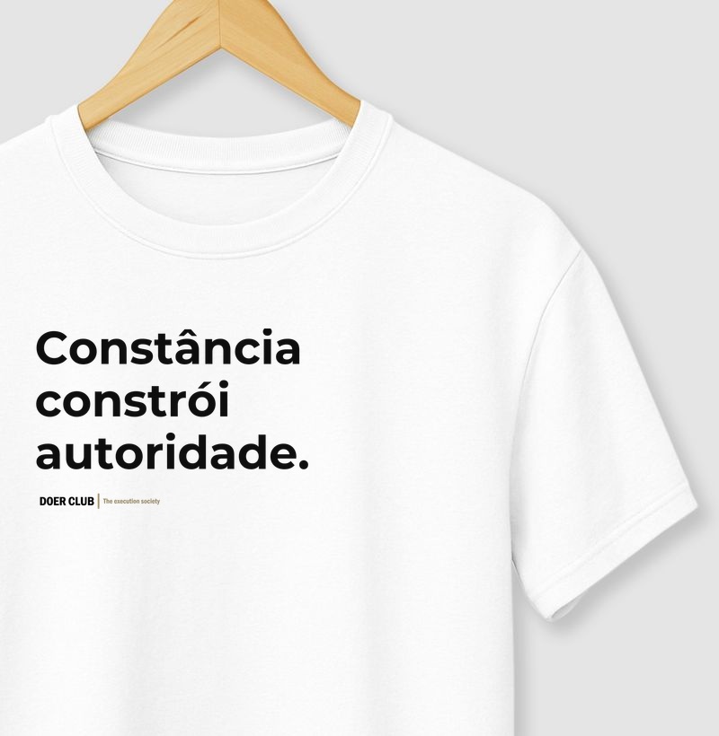 Constância constrói autoridade.