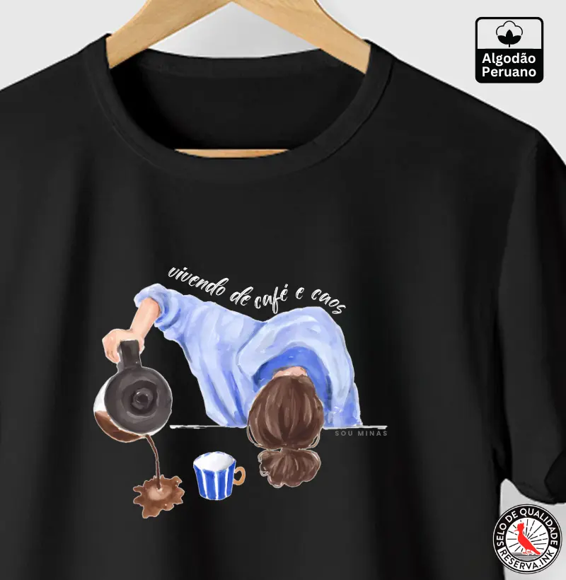 Camiseta Vivendo de Café e Caos | Realidade Cotidiana - Algodão Peruano