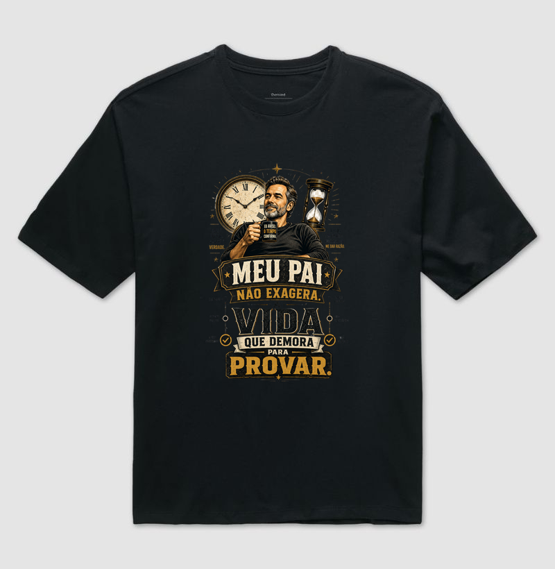 Meu Pai Não Exagera. A Vida Que Demora Para Provar.  Alguns pais parecem exagerar quando fazem um alerta. Mas, com o passar do tempo, aquilo que parecia excesso de preocupação acaba se revelando apenas experiência falando mais alto. Esta estampa celebra, com humor e inteligência, aquele pai cuja maior aliada sempre foi a realidade.  Com uma estética vintage premium e elementos que simbolizam tempo, paciência e confirmação, o design transmite a ideia de que a sabedoria não nasce de adivinhações, mas de anos observando padrões, aprendendo com os erros e acumulando vivências. Uma peça marcante para quem entende que certas verdades apenas demoram para acontecer.  Perfeita para presentear o pai que nunca exagerou — apenas enxergou antes. Uma camiseta elegante, cheia de personalidade e identificação, para homenagear quem transformou experiência em um dos maiores presentes que pode oferecer à família.