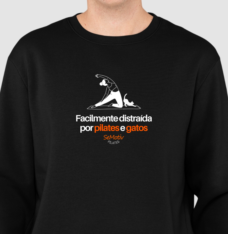 Facilmente distraída por pilates e gatos