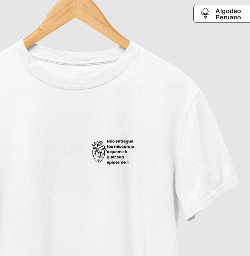 Camiseta Divertida "Não entregue teu miocárdio para quem não só quer sua epiderme" algodão peruano 