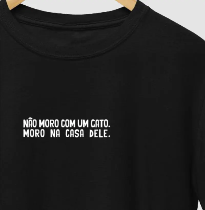 não moro com um gato. moro na casa dele.