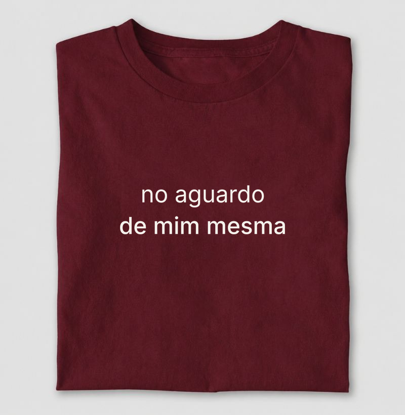 camiseta "no aguardo de mim mesma"