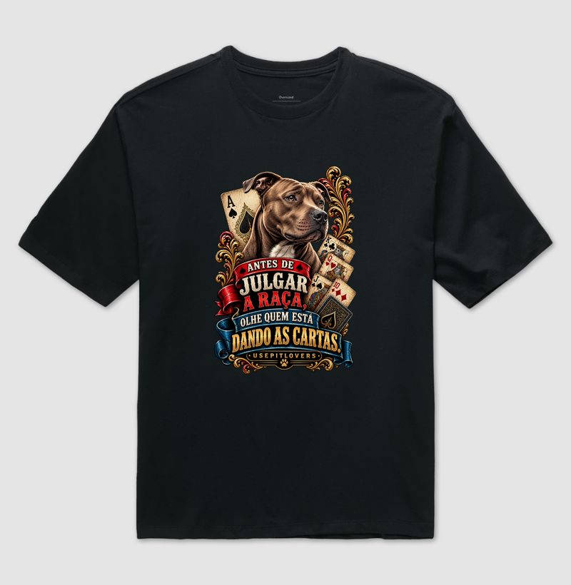 ANTES DE JULGAR A RAÇA, OLHE QUEM ESTÁ DANDO AS CARTAS. - Camiseta Oversized