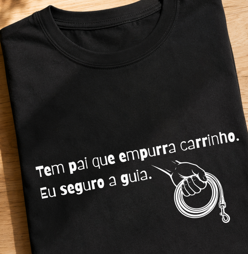 Tem pai que empurra carinho, eu seguro a guia