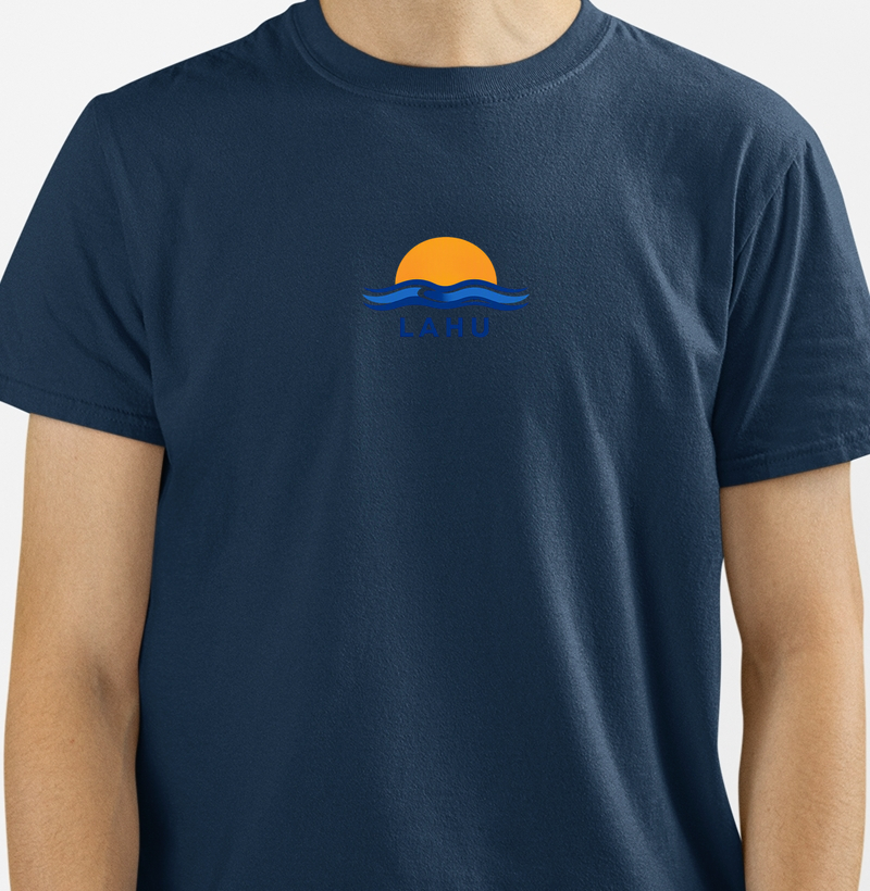 A estampa LAHU combina o nascer do sol com ondas fluidas em tons de azul profundo, criando uma harmonia visual que transmite energia, serenidade e força interior. O design é limpo e equilibrado — o sol representa renovação e poder, enquanto as ondas simbolizam movimento e liberdade.