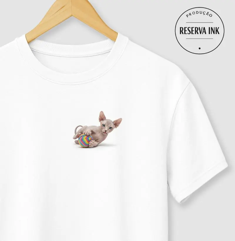 Gato Sphynx Brincando