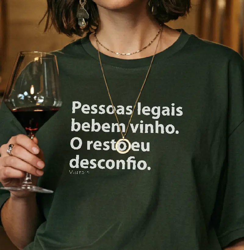 Pessoas legais bebem vinho