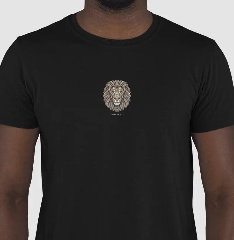 Camiseta (escuras) Leão Ancestral Amuleto - latim