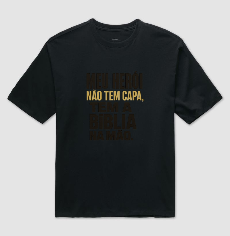 Meu pai não tem capa, tem a Bíblia na mão.