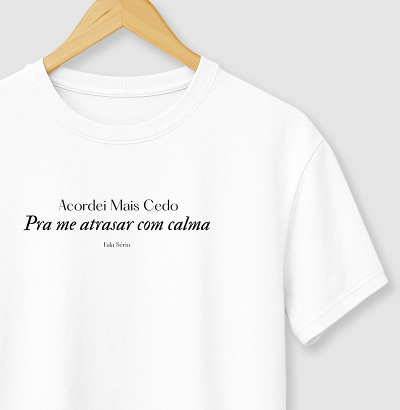 Camiseta Acordei Mais Cedo Pra Me Atrasar Com Calma 