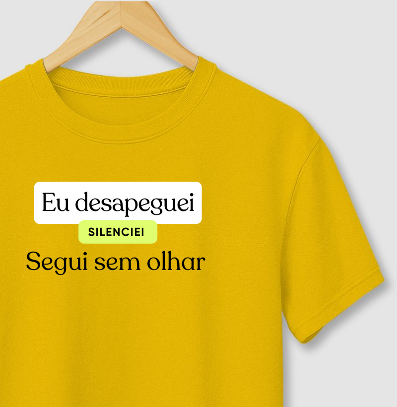 EU DESAPEGUEI. SILENCIEI. SEGUI SEM OLHAR.