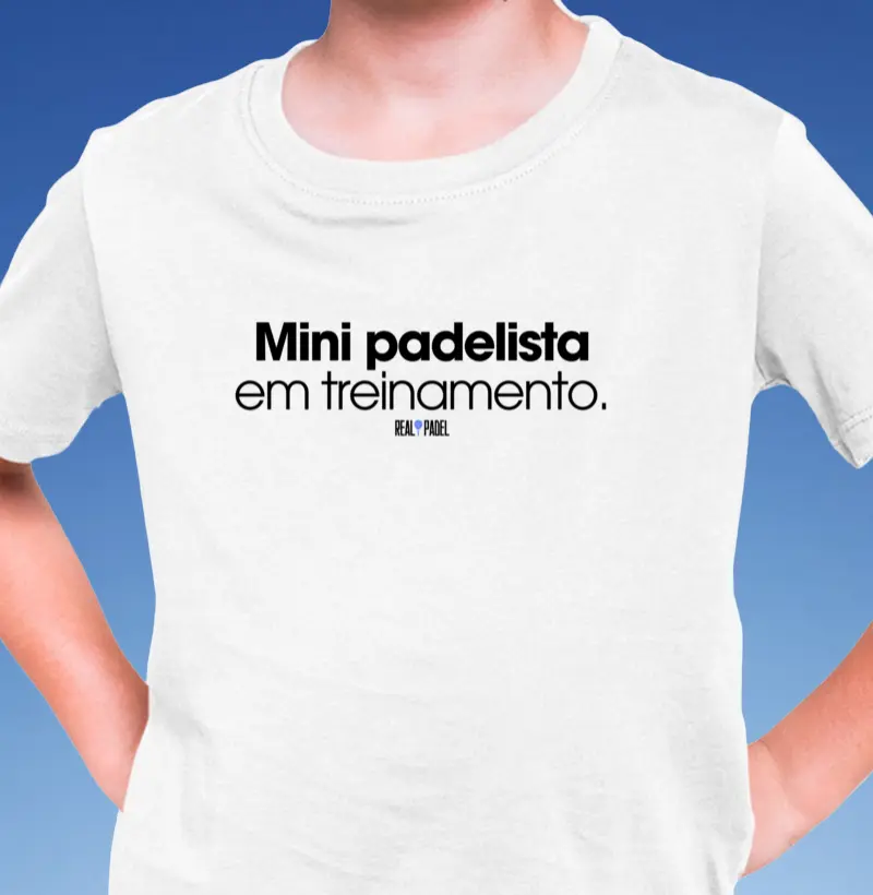 Mini padelista em treinamento