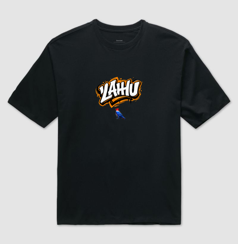 O grafite LAHU explode em traços fortes e cores vibrantes, símbolo de autenticidade e resistência.  O Carcará, com seu olhar firme e plumagem marcante, representa o espírito indomável que agora reina sobre o asfalto. - Camiseta Oversized