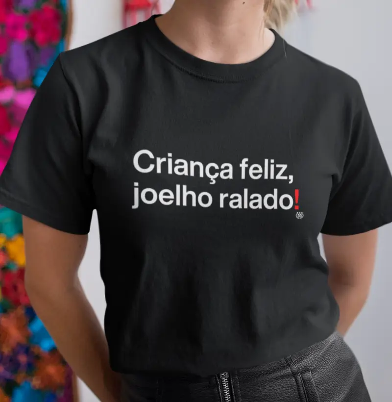 Criança feliz, joelho ralado!