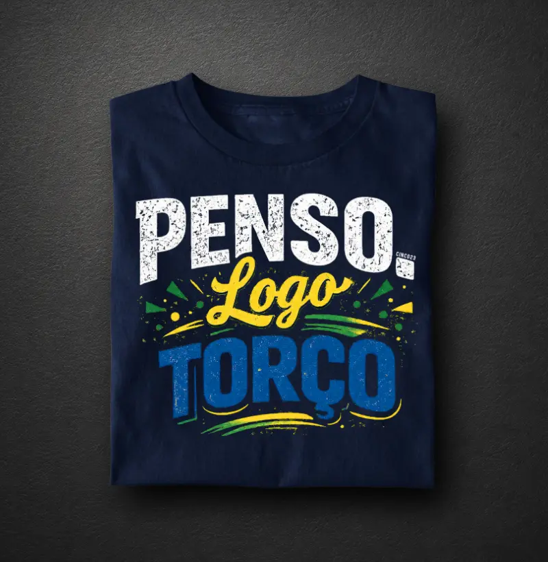 Camiseta: Penso. Logo, torço