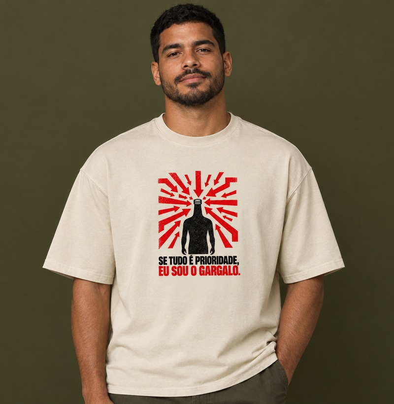 Se tudo é prioridade, eu sou o gargalo — Camiseta Oversized